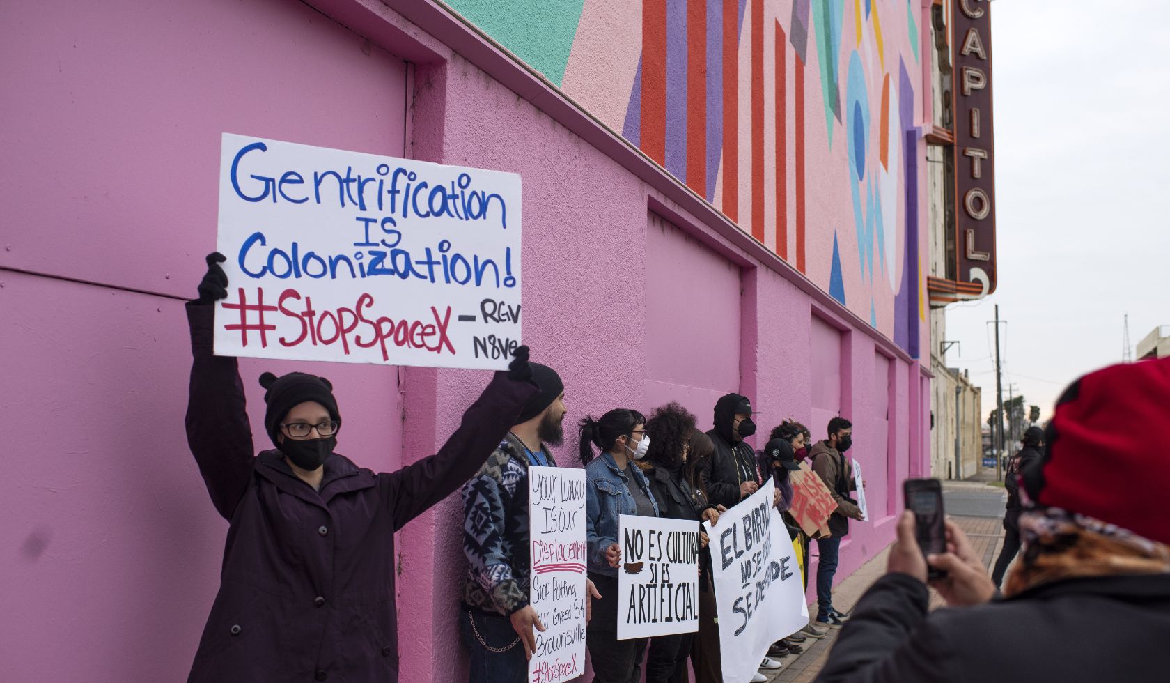 Protestos contra a SpaceX  (foto: Bloomberg)