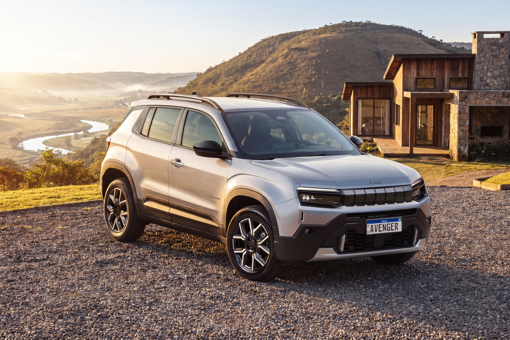 Novo Jeep Avenger no modelo Longitude, que chega ao mercado brasileiro (Foto: Divulgação)