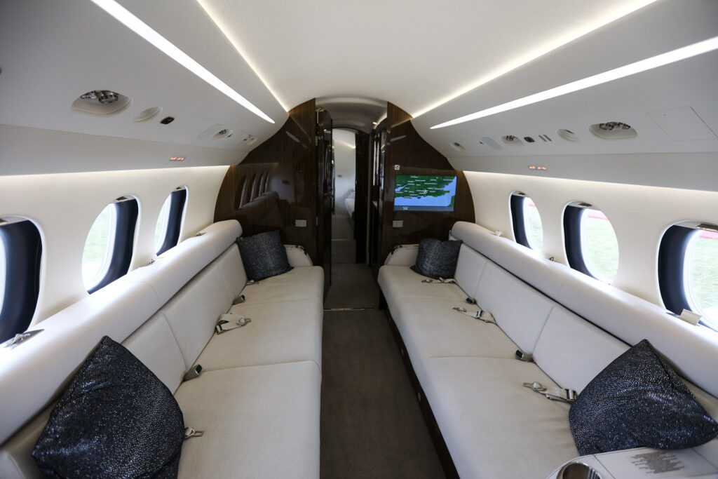 Interior elegante de jato executivo.