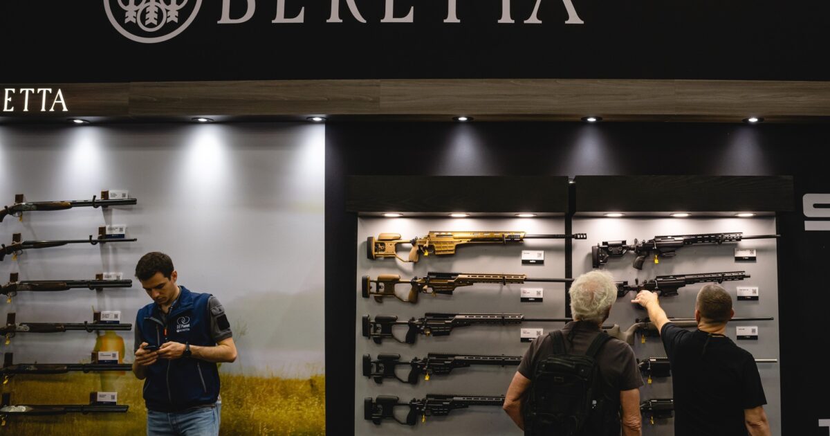 Fabricante de armas mais antiga do mundo, Beretta vai às compras na bolsa americana