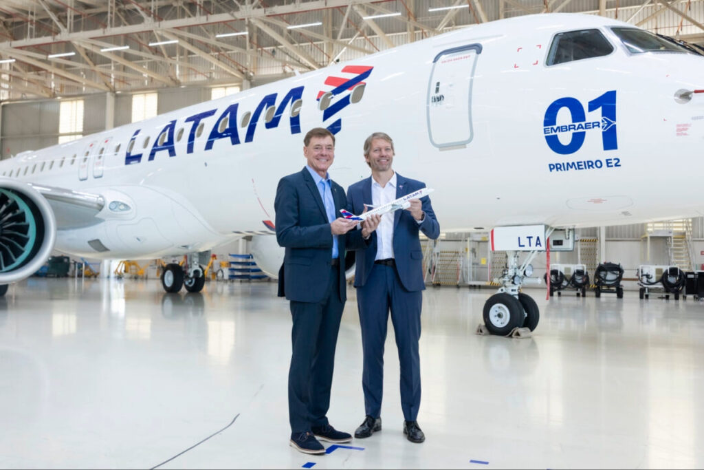 Francisco Gomes Neto, CEO da Embraer, e Jerome Cadier, CEO da Latam (Divulgação)